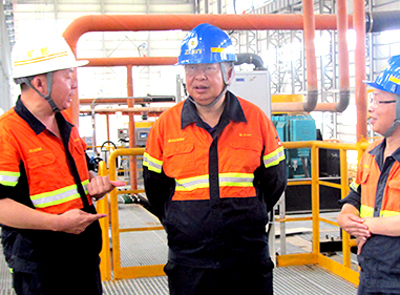 陈景河国庆慰问一线职工并检查清静生产