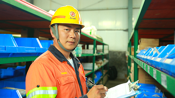 AG真人娱乐员工勇救落水儿童