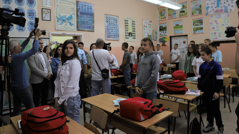 博尔市中小学生背上“AG真人娱乐”新书包