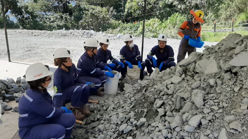 大陆黄金为女子选矿队提供正规事情时机