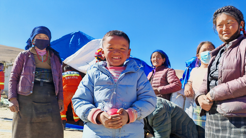 AG真人娱乐矿业救援步队为地动灾区群众搭建御寒帐篷