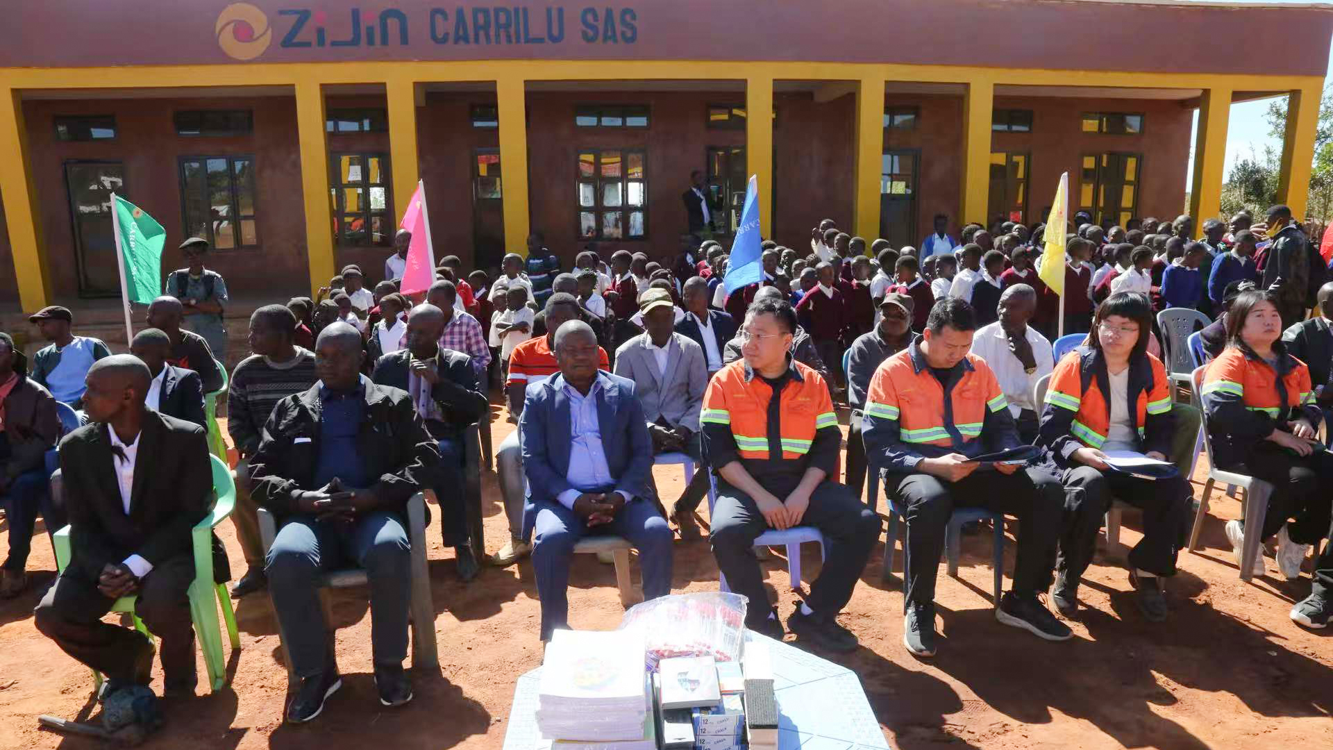 卡瑞鲁捐赠的两所学校一涤讪一交付